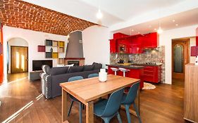 Colorful Statuto Square Design Apart